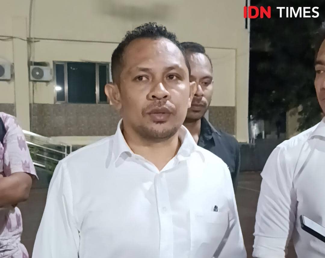Rian Van Frits Kapitan, ketua tim kuasa hukum tiga anggota DPRD TTU, mengenakan kemeja batik biru di dalam ruangan.