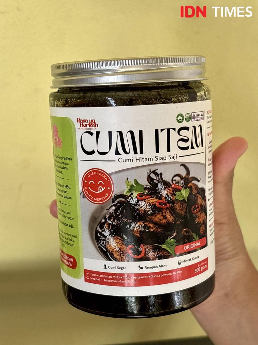 Produk Cumi Item kemasan stoples kaca. (IDN Times/Dhana Kencana)