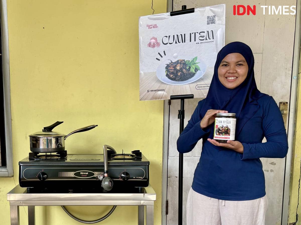 Ashfiyatul Mardiyatillah (36) membawa produk Cumi Item premium stoples kaca. (IDN Times/Dhana Kencana)