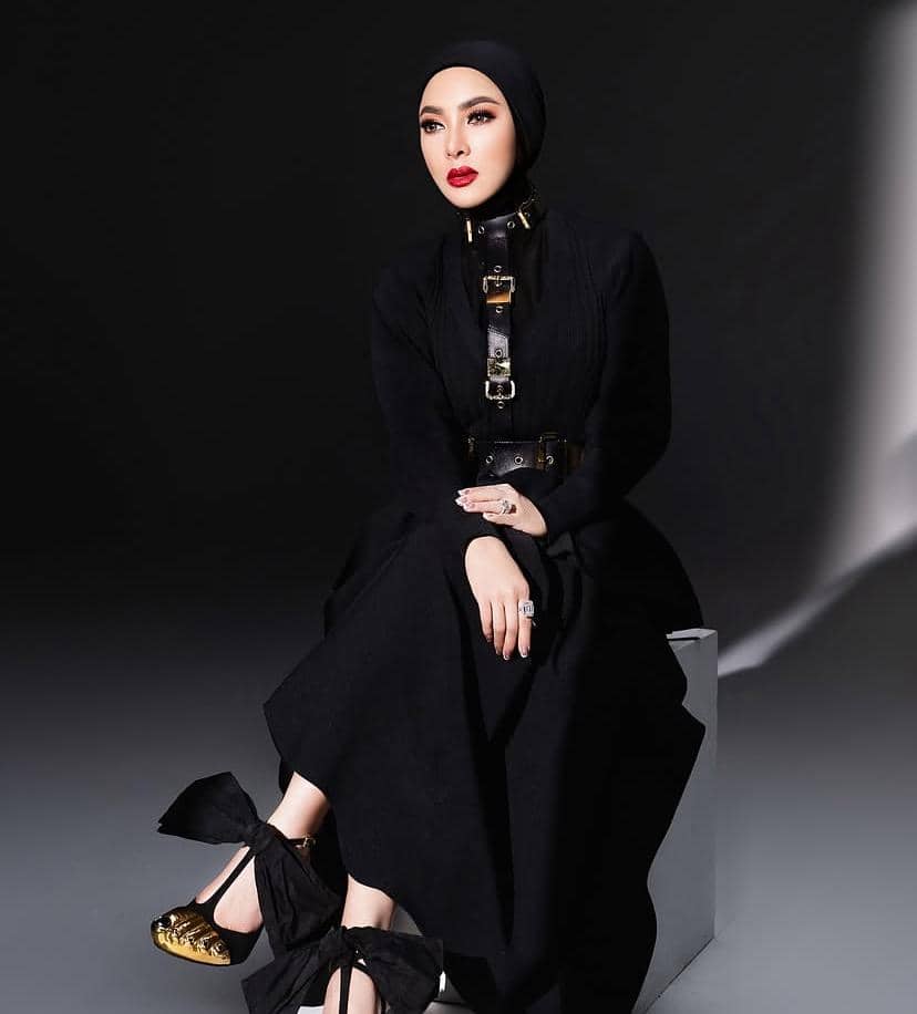 Potret Syahrini dalam unggahan Instagram @princessyahrini, menampilkan wajahnya dalam pengambilan gambar jarak dekat.