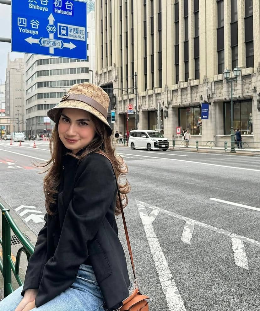 Potret Raisya Bawazier yang dibagikan melalui akun Instagram @raisyabawazier, dengan fokus pada penampilan dirinya.