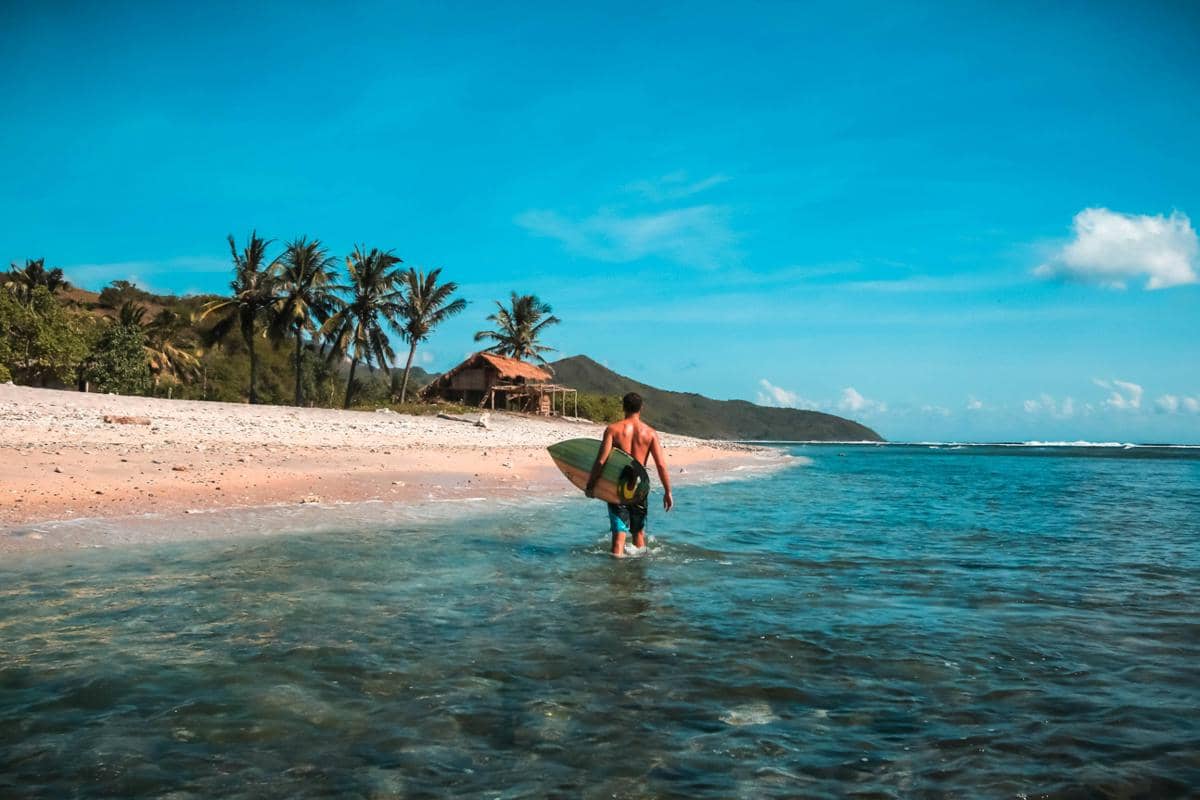 ilustrasi surfing di Lombok 