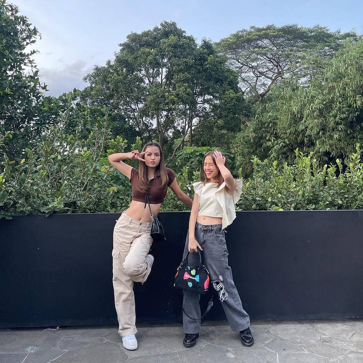inspirasi padu padan celana jeans ala Adhisty Zara