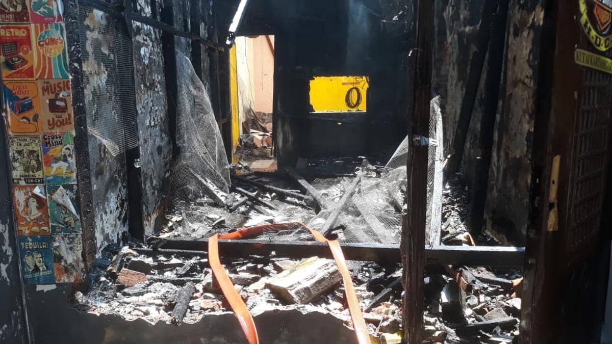 Petugas Damkarmat Makassar memadamkan api yang membakar kamar sebuah rumah kosong di Jalan Faisal, Kecamatan Rappocini, Senin (31/8/2026). D