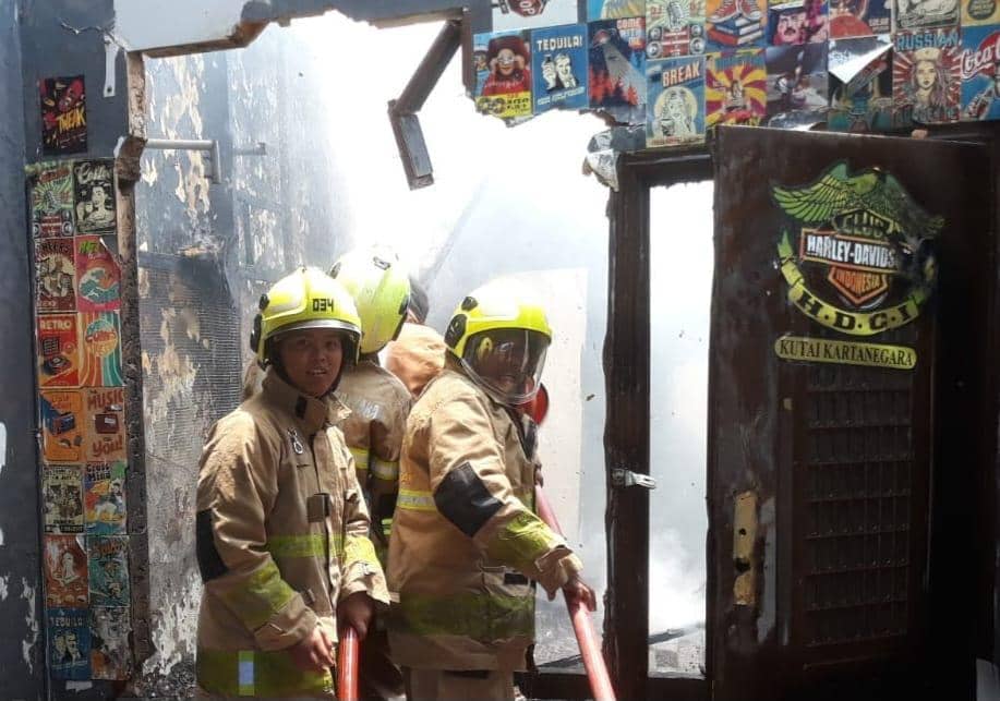 Siang Bolong, Rumah Kosong di Jalan Faisal Makassar Terbakar