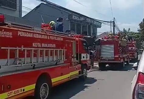 Petugas Damkarmat Makassar memadamkan api yang membakar kamar sebuah rumah kosong di Jalan Faisal, Kecamatan Rappocini, Senin (31/8/2026). D