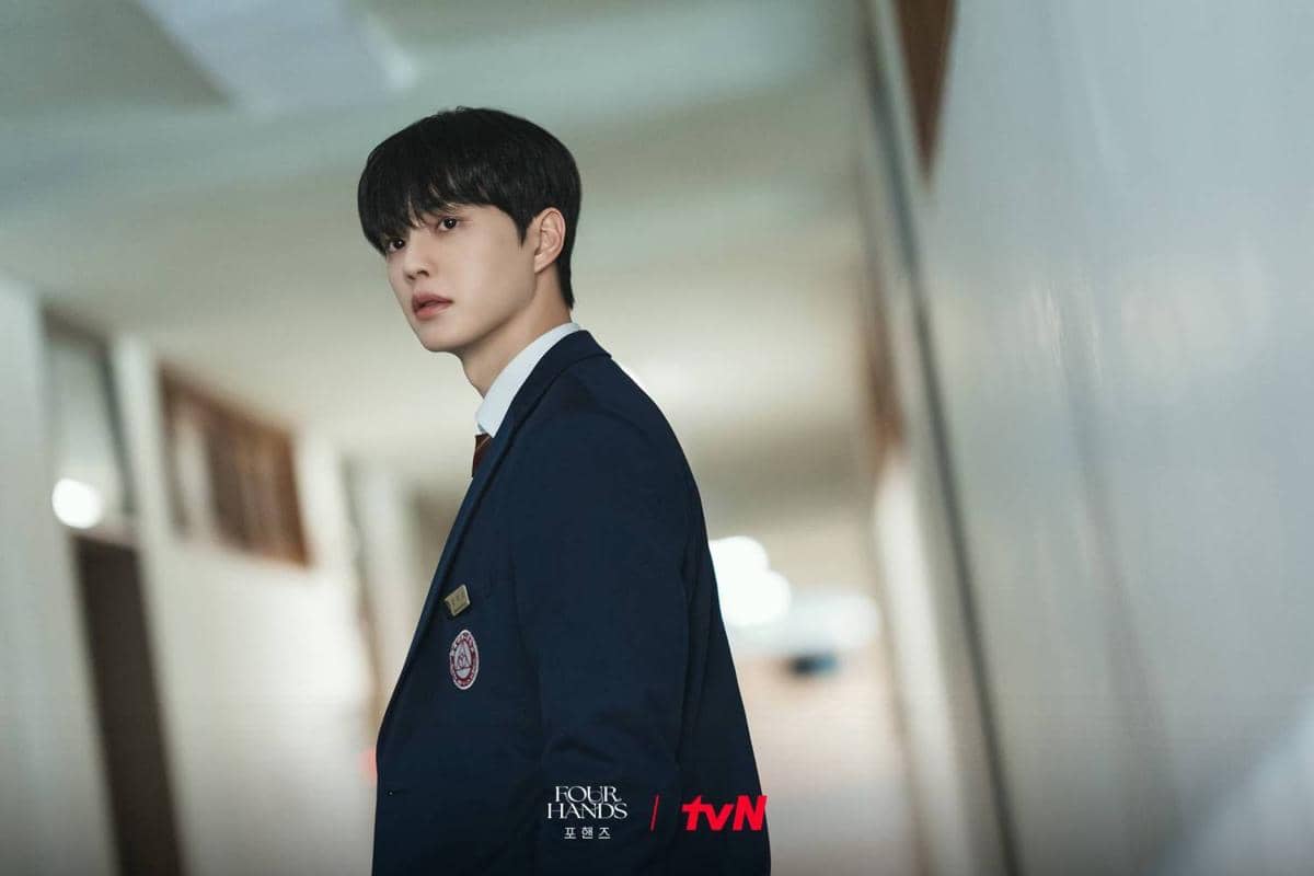 Still cut promosi drama Korea Four Hands, Two Sonatas yang dirilis oleh tvN Drama untuk materi publikasi serial tersebut.
