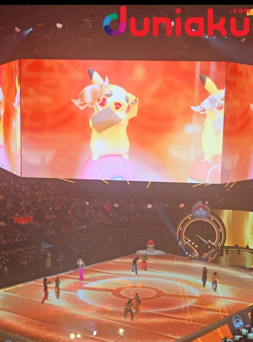 Penyanyi Lorain Allred membawakan lagu Champions di atas panggung 2026 Pokémon World Championships.