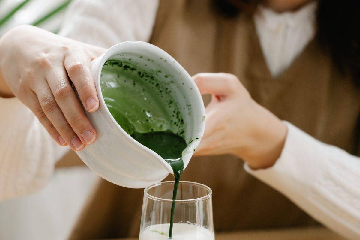 ilustrasi mencampur matcha dengan susu