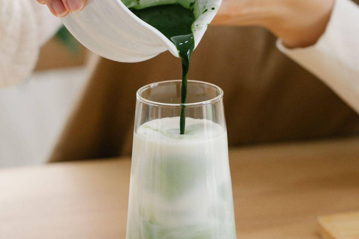 ilustrasi mencampur matcha dengan susu