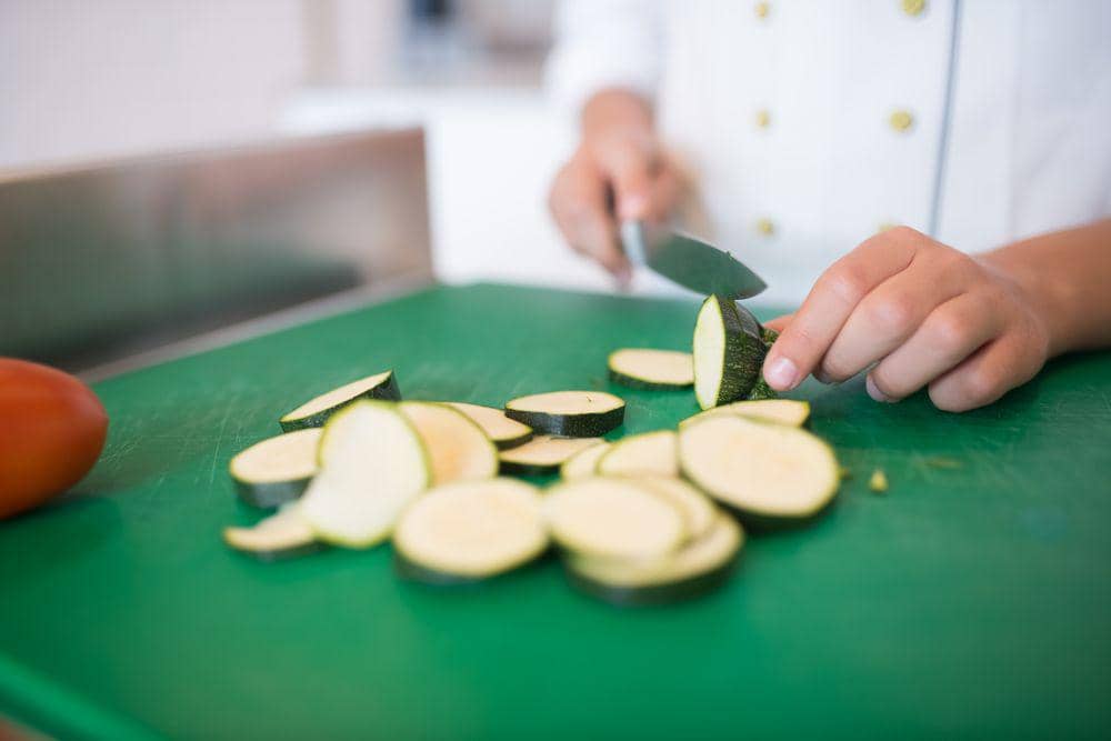 ilustrasi memotong zucchini