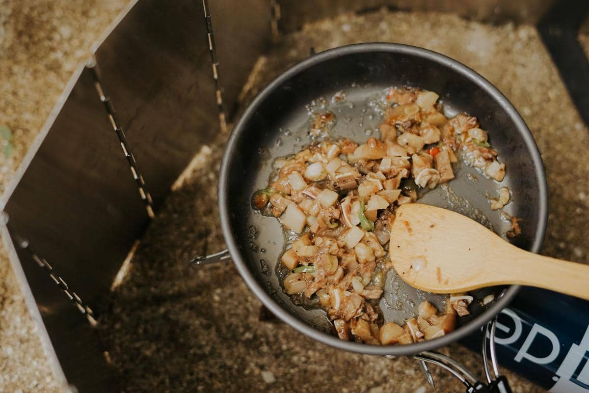 Ilustrasi memasak tempe bersama bumbu tumisan