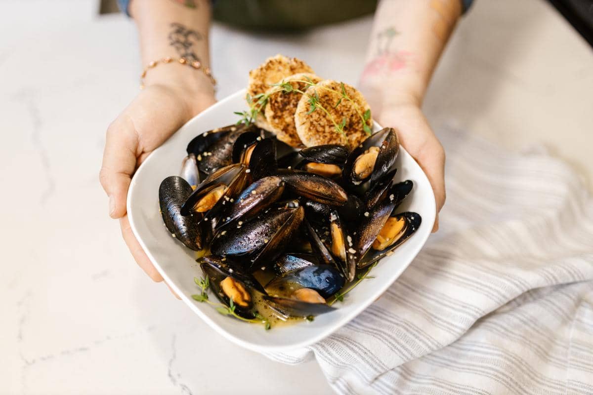 Resep Moules Marinieres Halal Tanpa Wine, Hidangan Kerang Prancis yang Gurih