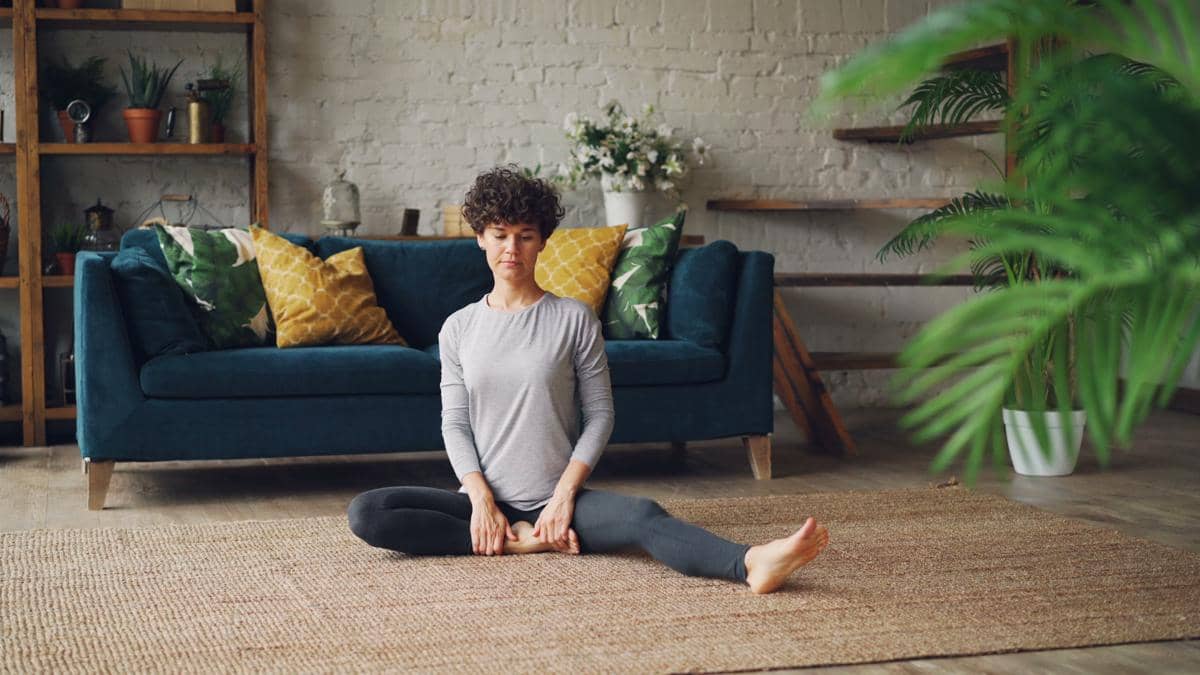 ilustrasi melakukan yoga