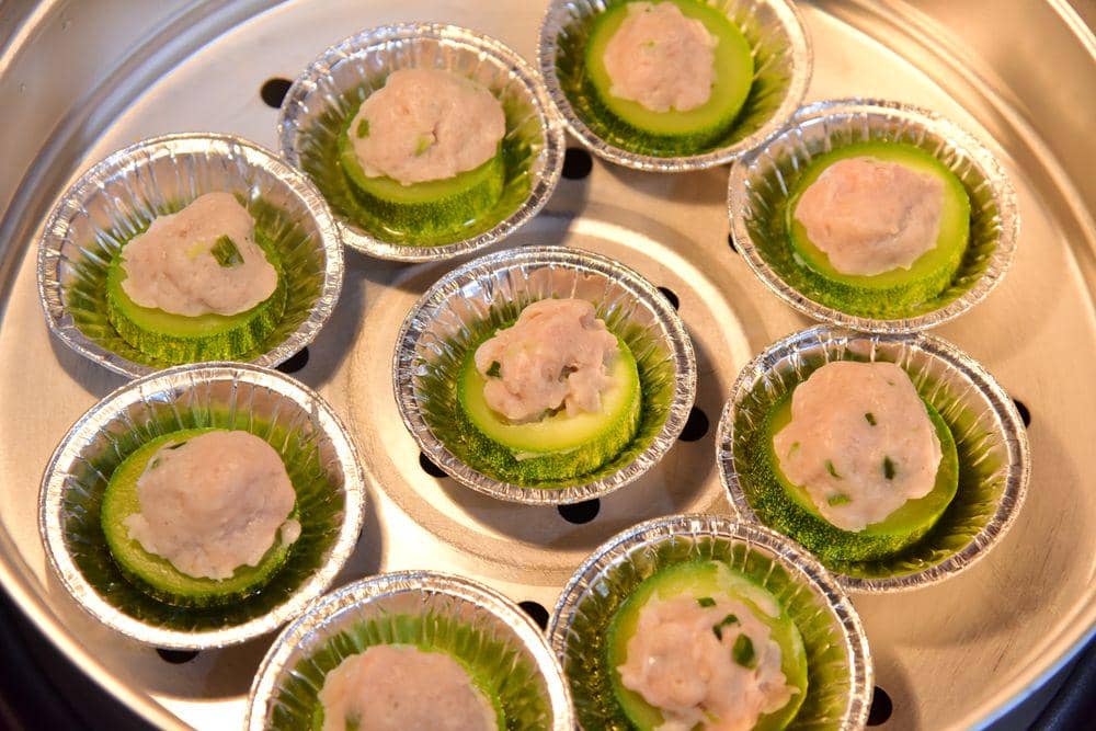 ilustrasi mengukus dumpling zucchini dada ayam