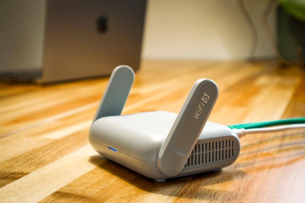 Ilustrasi router WiFi yang dilengkapi tombol dan beberapa antena