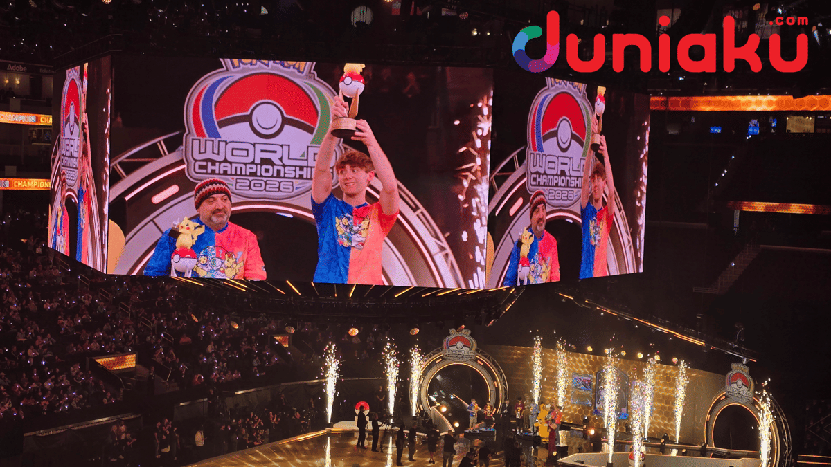 Andrew Hedrick mengangkat trofi usai menjadi juara Master 2026 Pokémon World Championships bergengsi.