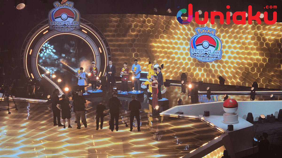 Empat finalis Pokémon Champions di Worlds, terdiri atas tiga juara pertama dan seorang runner up, berpose bersama.