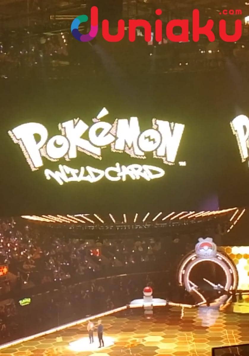 Logo Pokémon Wild Cards dengan tulisan bergaya khas Pokémon berwarna kuning dan biru pada latar putih.