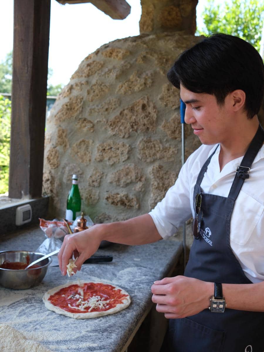 El Rumi dan Syifa Hadju saat belajar membuat pizza di Tuscany