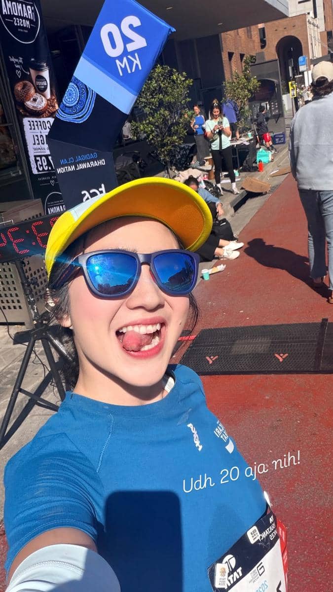 Potret Febby Rastanty setelah sukses menaklukkan Sydney Marathon 2026, dibagikan melalui Instagram pribadinya.