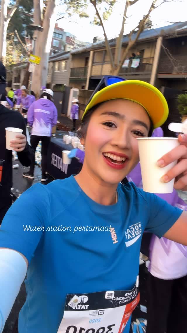 Febby Rastanty tersenyum usai menaklukkan Sydney Marathon 2026 sambil mengenakan medali finisher.