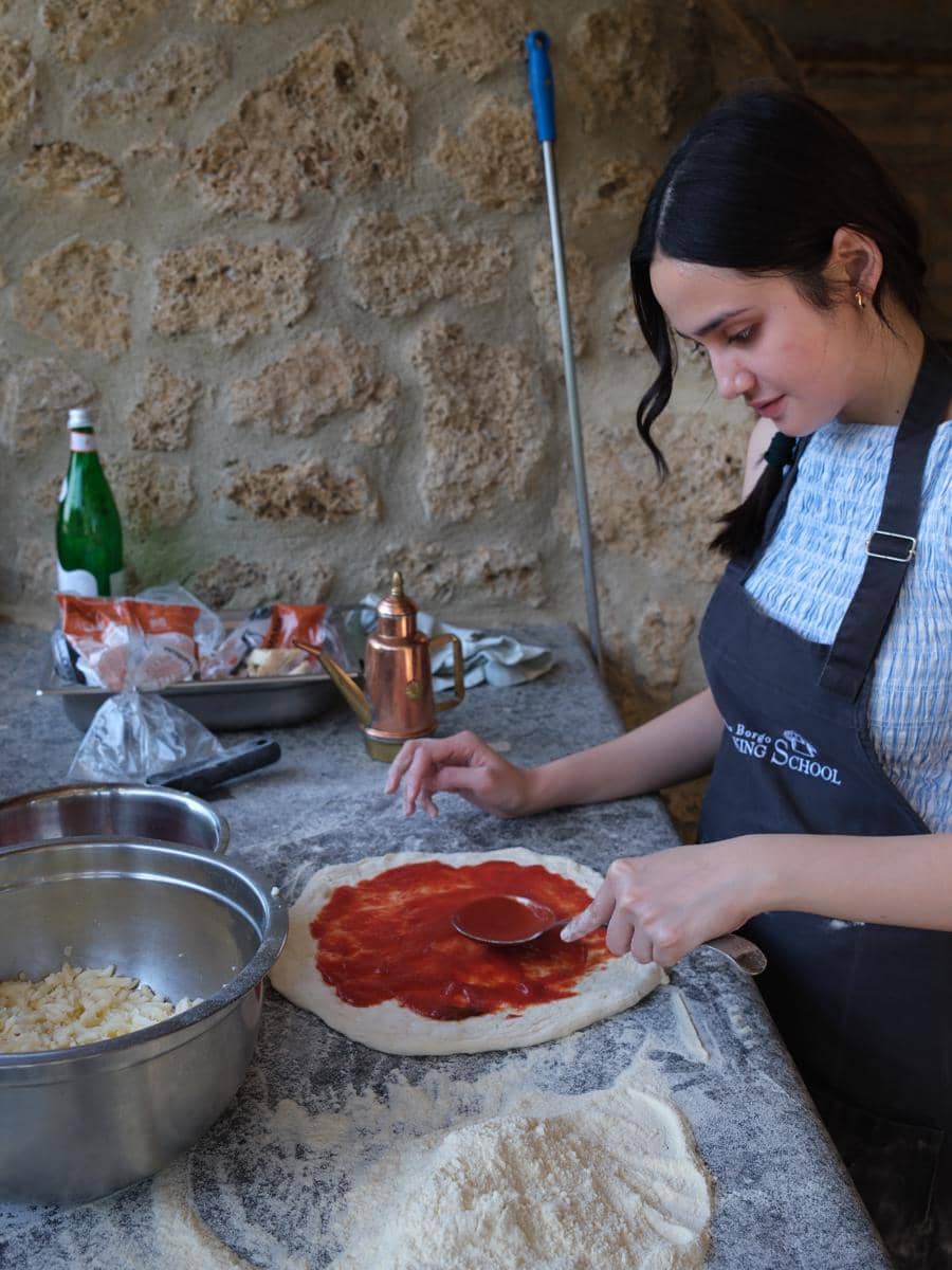 El Rumi dan Syifa Hadju saat belajar membuat pizza di Tuscany