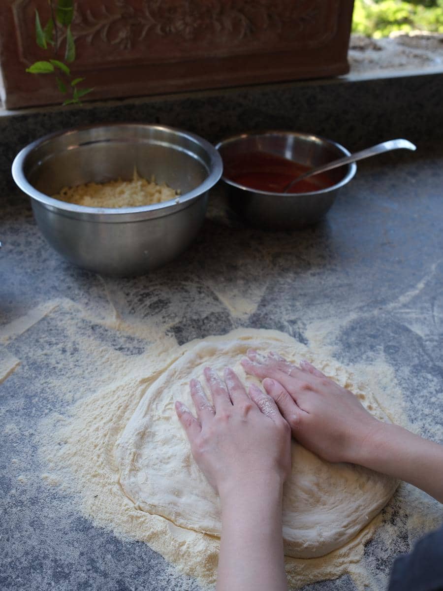 El Rumi dan Syifa Hadju saat belajar membuat pizza di Tuscany