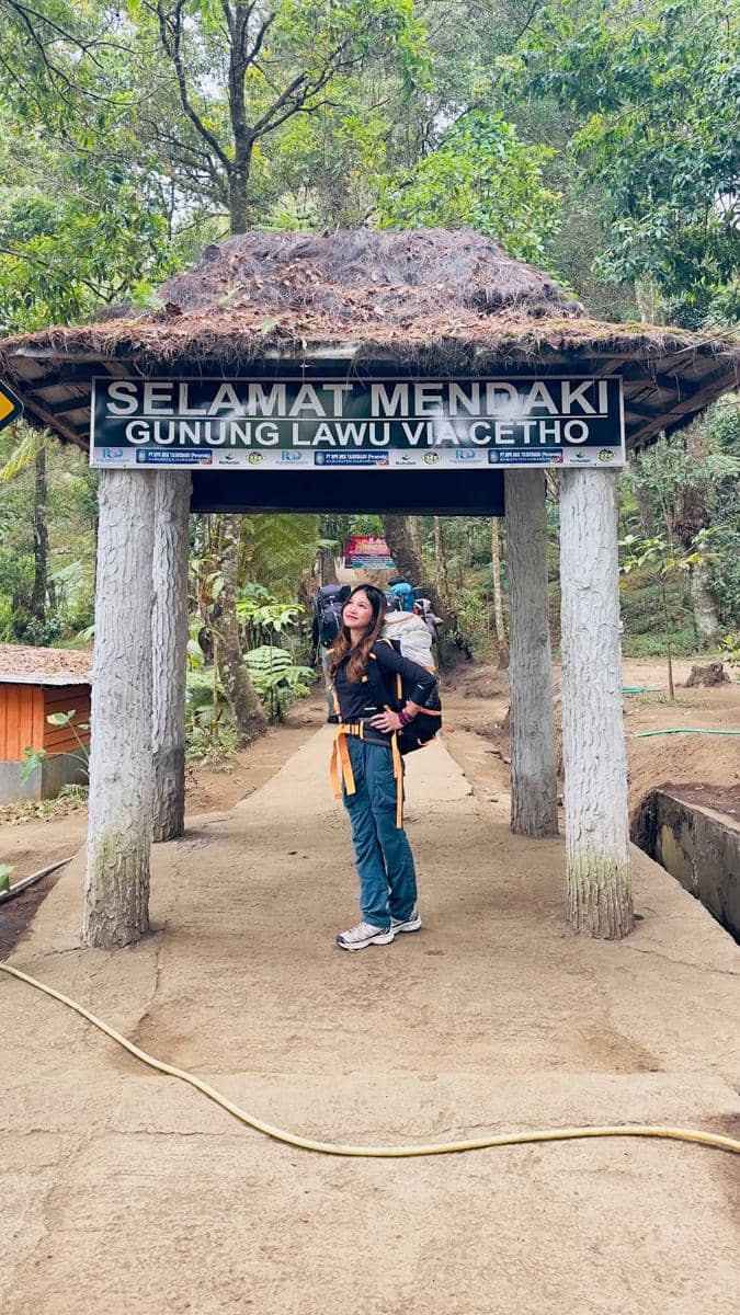 Bella Graceva mendaki Gunung Lawu via Cetho