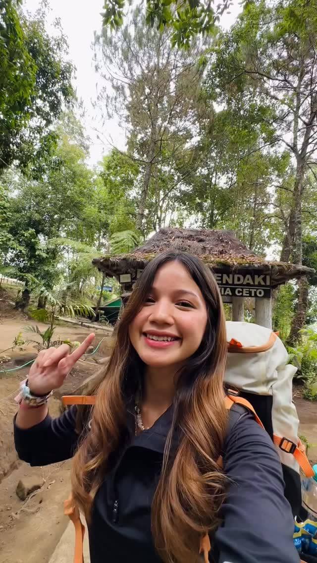 Bella Graceva mendaki Gunung Lawu via Cetho