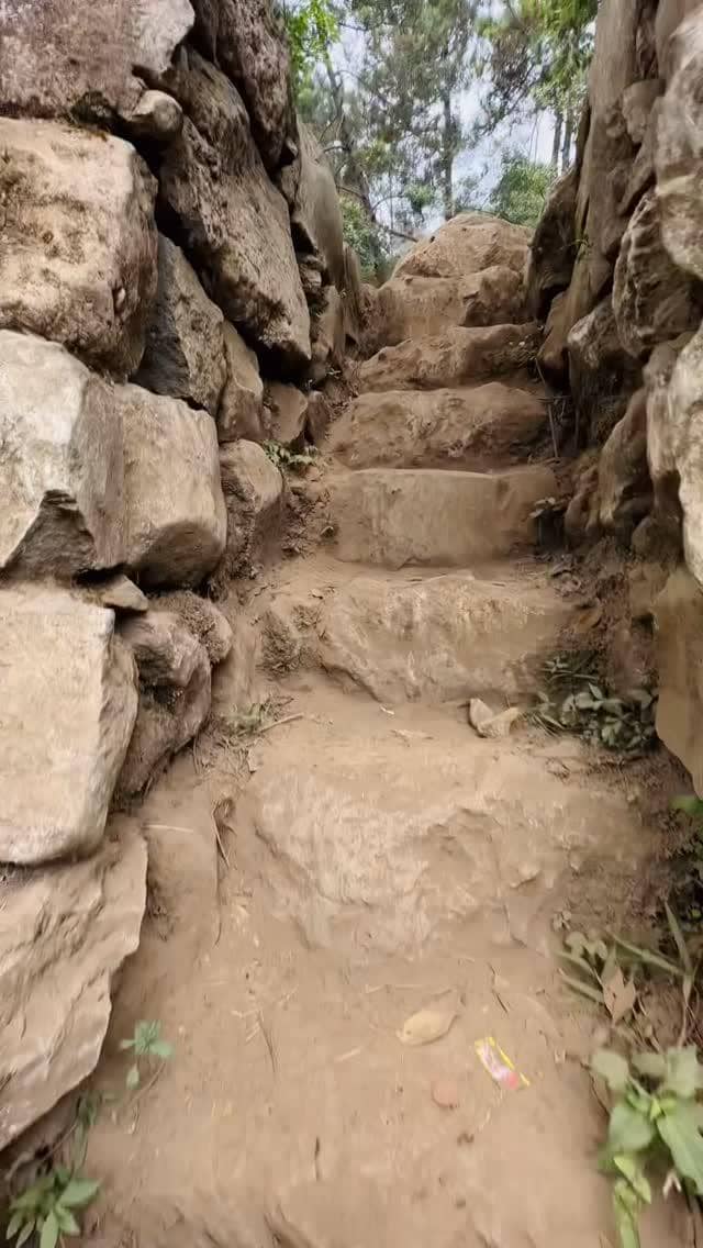 Bella Graceva mendaki Gunung Lawu via Cetho