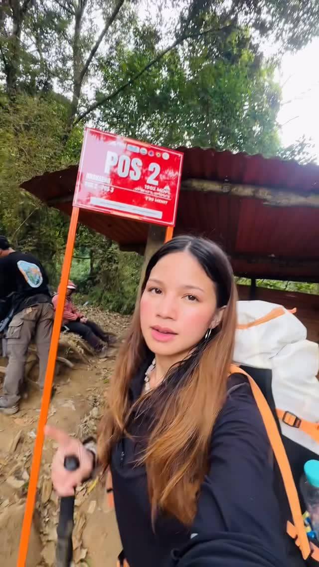 Bella Graceva mendaki Gunung Lawu via Cetho