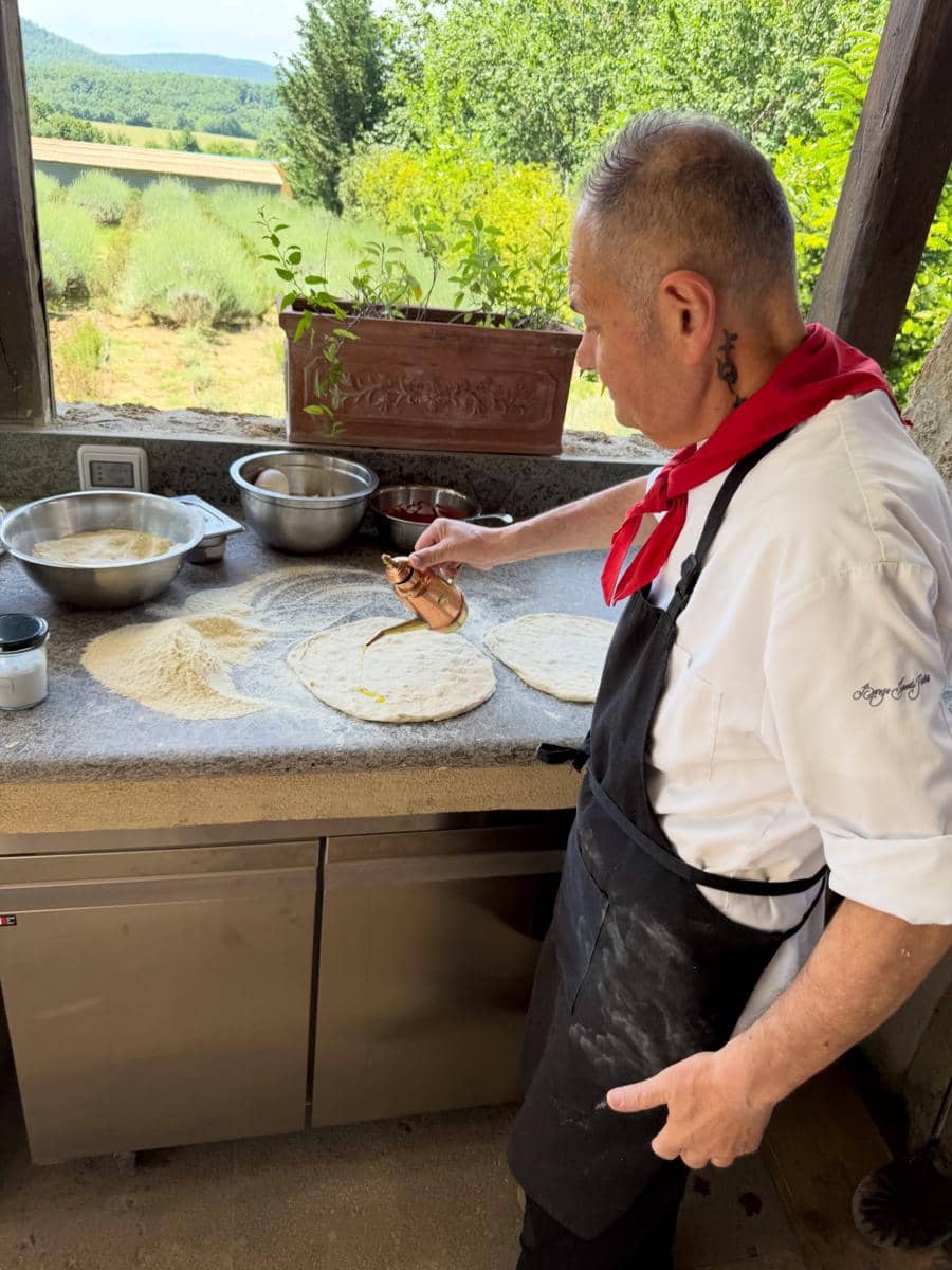 El Rumi dan Syifa Hadju saat belajar membuat pizza di Tuscany
