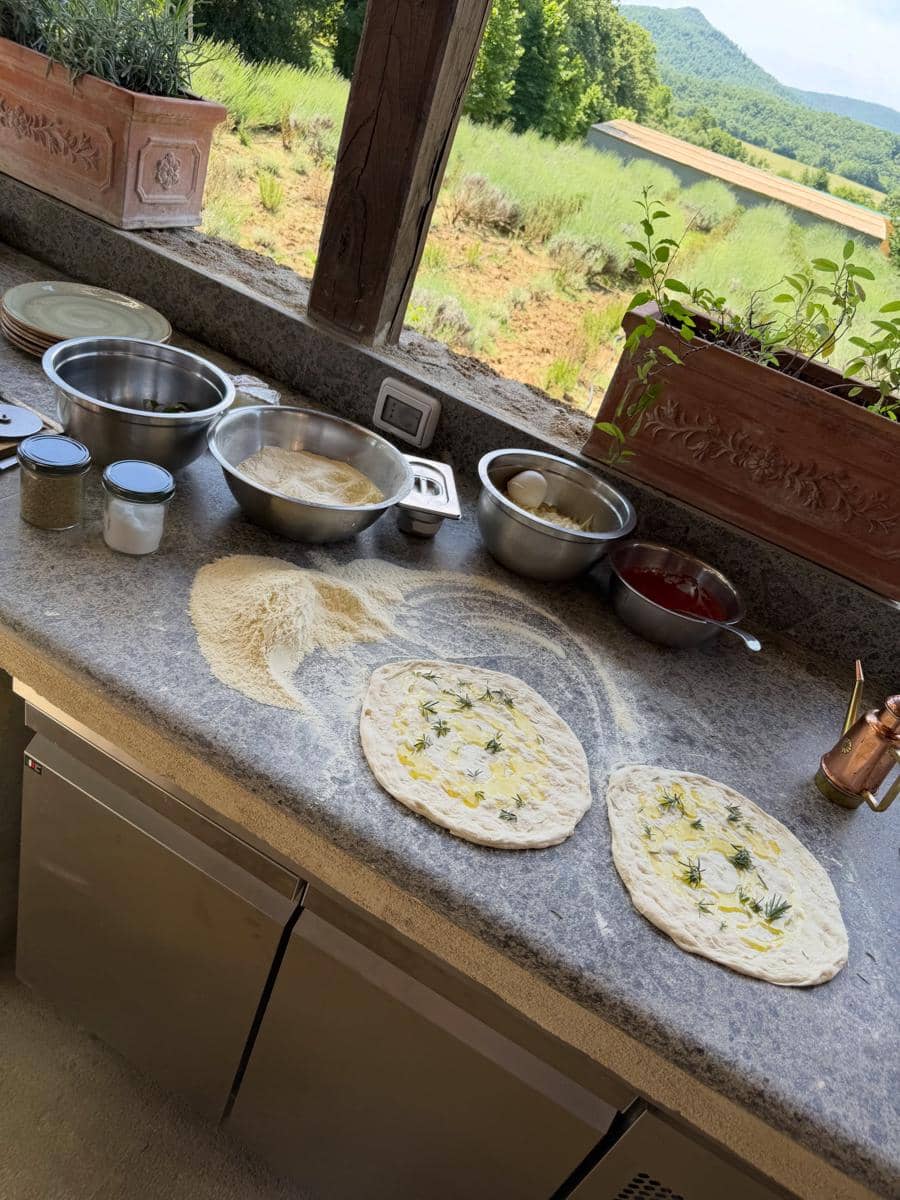 El Rumi dan Syifa Hadju saat belajar membuat pizza di Tuscany
