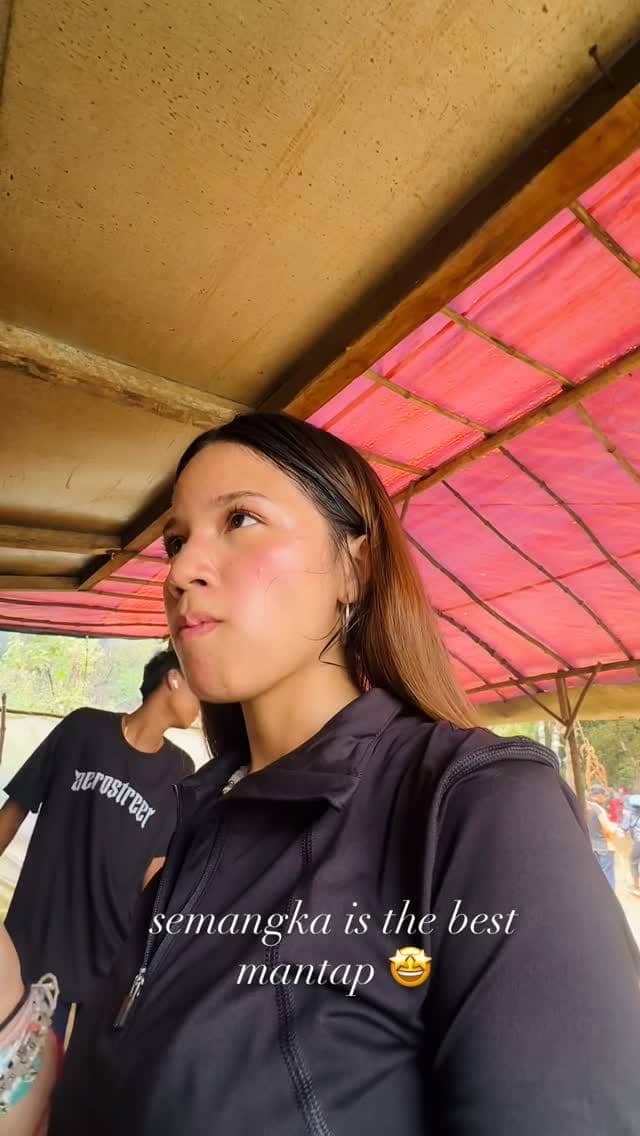 Bella Graceva mendaki Gunung Lawu via Cetho