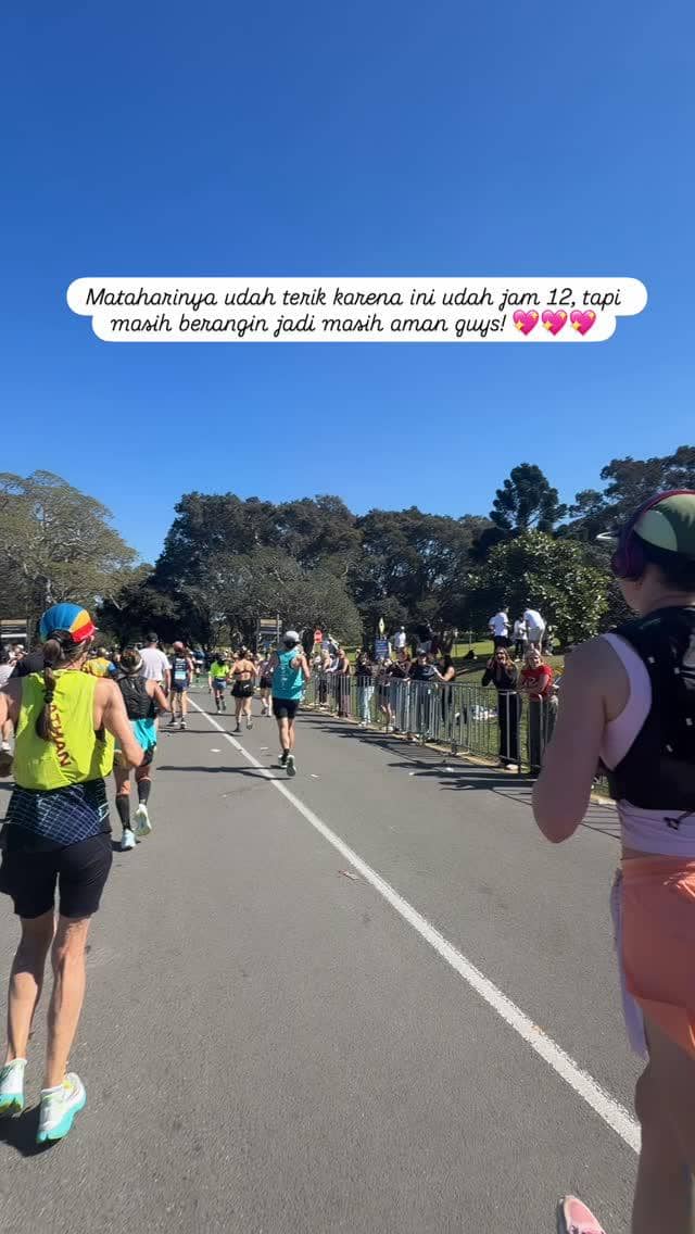 Febby Rastanty memegang medali dan berpose usai menuntaskan Sydney Marathon 2026 dengan senyum bangga.