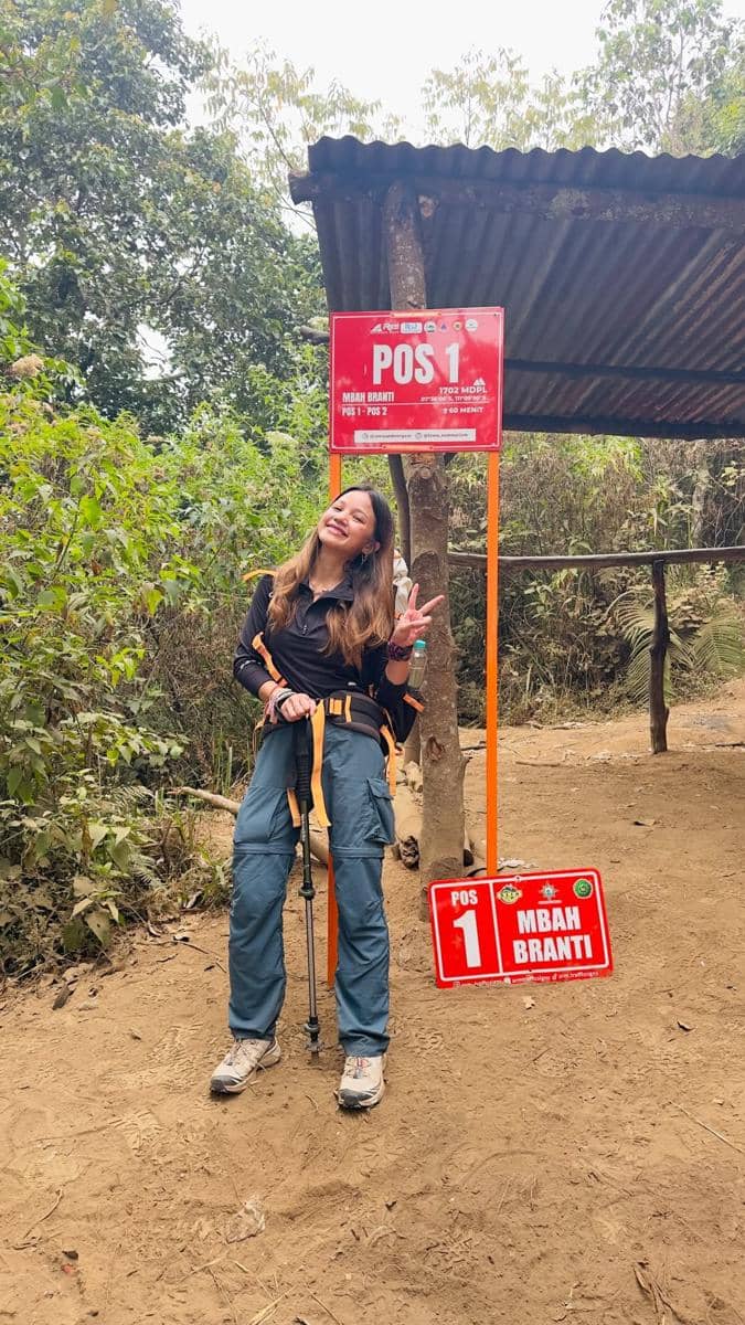 Bella Graceva mendaki Gunung Lawu via Cetho