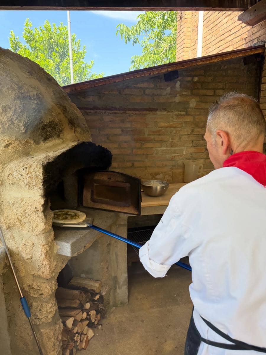 El Rumi dan Syifa Hadju saat belajar membuat pizza di Tuscany