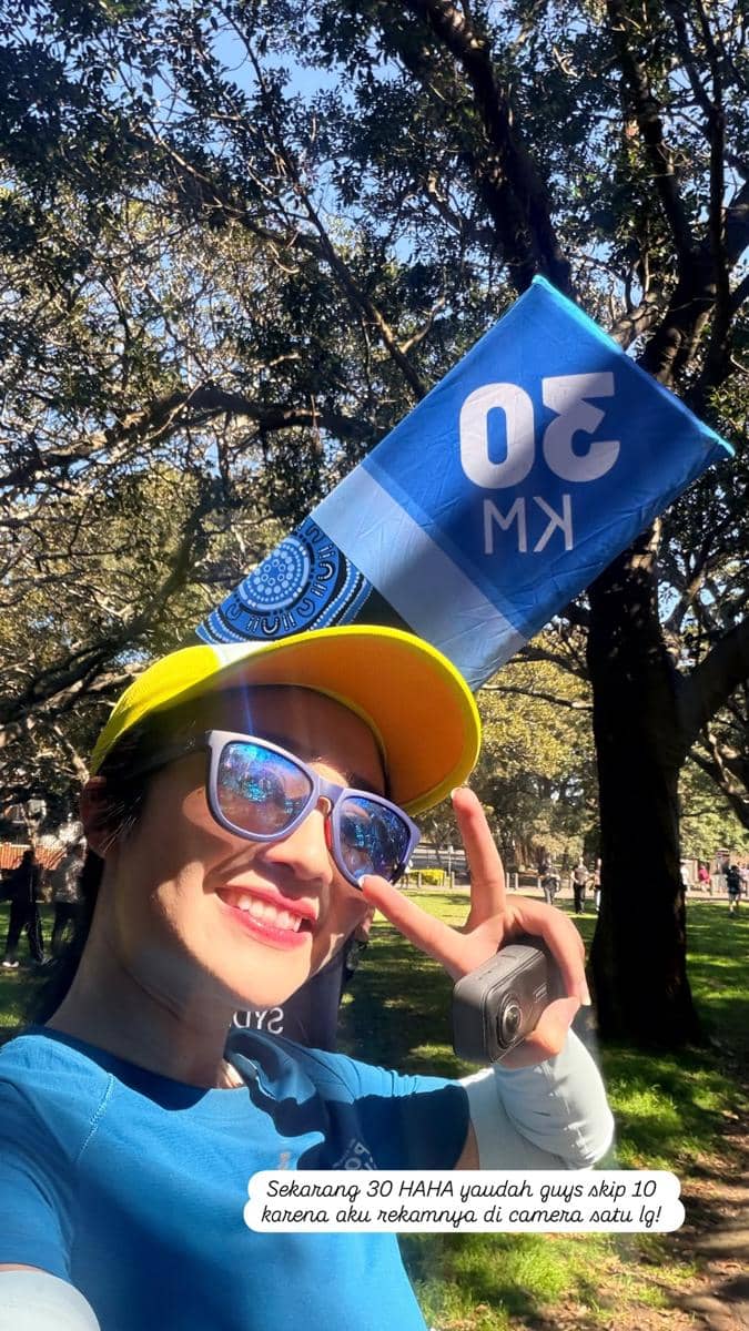 Febby Rastanty usai sukses menaklukkan ajang lari Sydney Marathon 2026 dalam unggahan Instagram pribadinya.