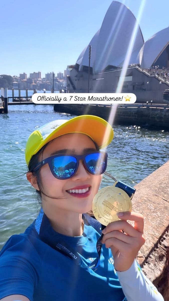 Febby Rastanty usai menaklukkan Sydney Marathon 2026 dalam unggahan yang dibagikannya di akun Instagram pribadi.