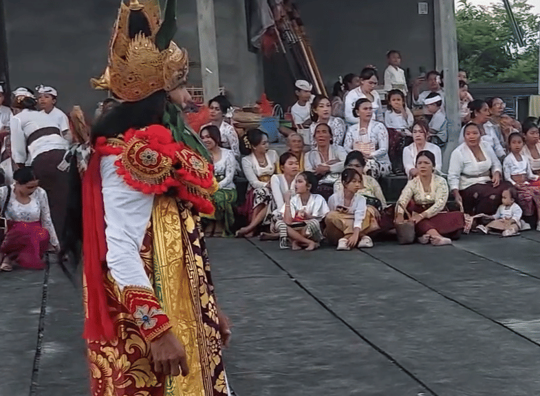 Pementasan tari sakral Demang Temenggung di Pura Paluang. 