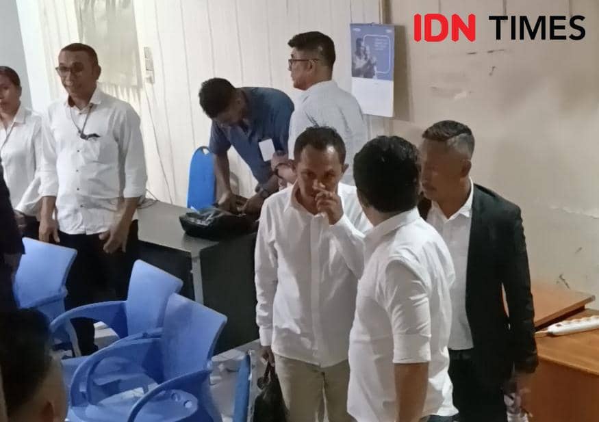 Suasana di lingkungan Polda NTT pada malam hari usai pemeriksaan terhadap tiga anggota DPRD TTU selesai.