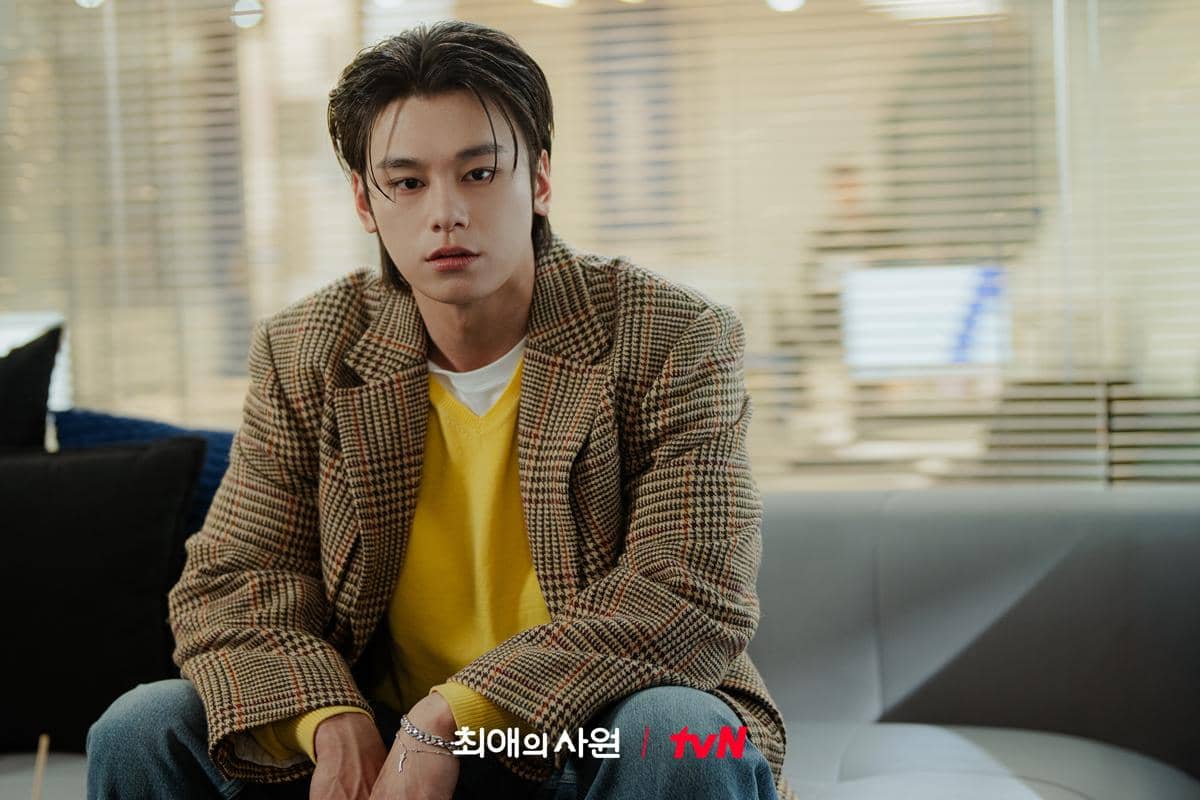 Potongan adegan drama My Bias, My Boss yang diunggah melalui akun Instagram tvN Drama, memperlihatkan karakter dalam serial tersebut.