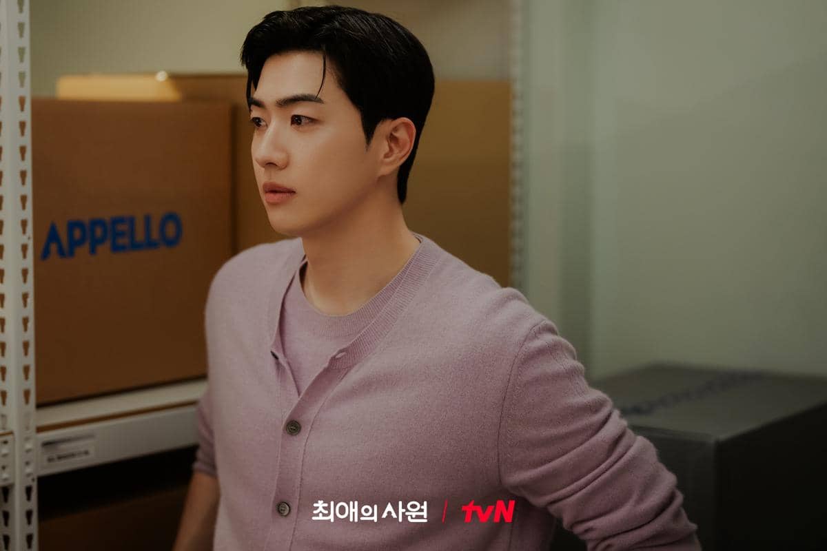 Potongan adegan drama My Bias, My Boss dalam unggahan akun Instagram resmi tvN Drama, menampilkan para pemeran di dalam frame.