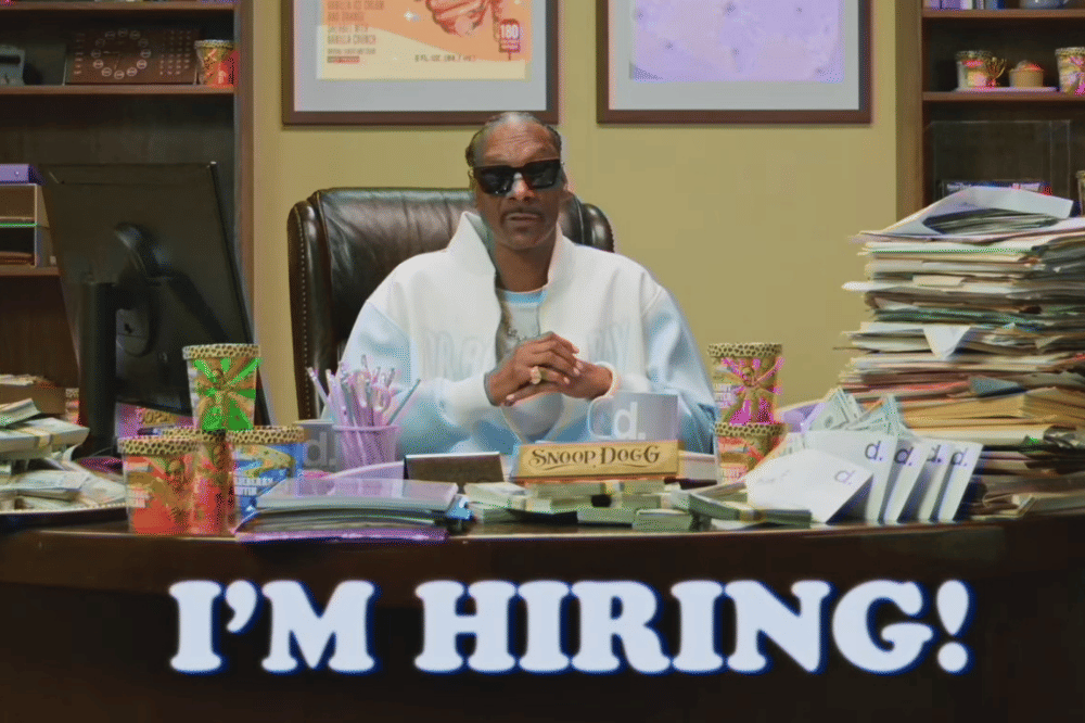 Snoop Dogg tengah buka loker untuk cicipi es krim (youtube.com/Deel)