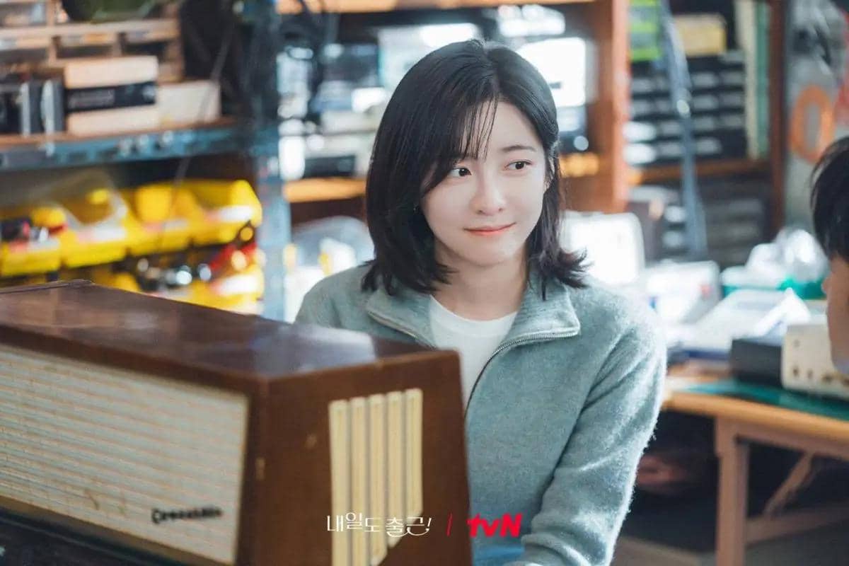 Cuplikan adegan drama See You at Work Tomorrow produksi tvN, memperlihatkan momen dari serial tersebut.
