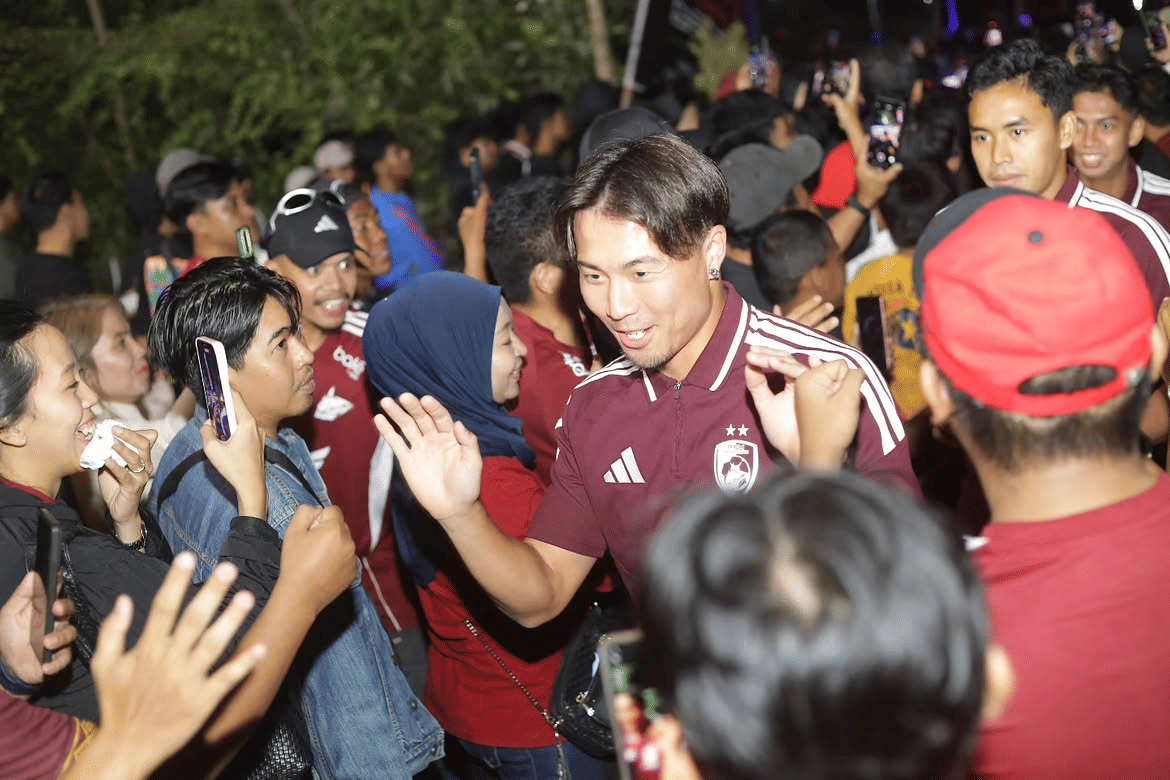 Pemain baru PSM Makassar, Kodai Tanaka, saat menyapa para suporter di acara peluncuran tim pada 30 Agustus 2026.