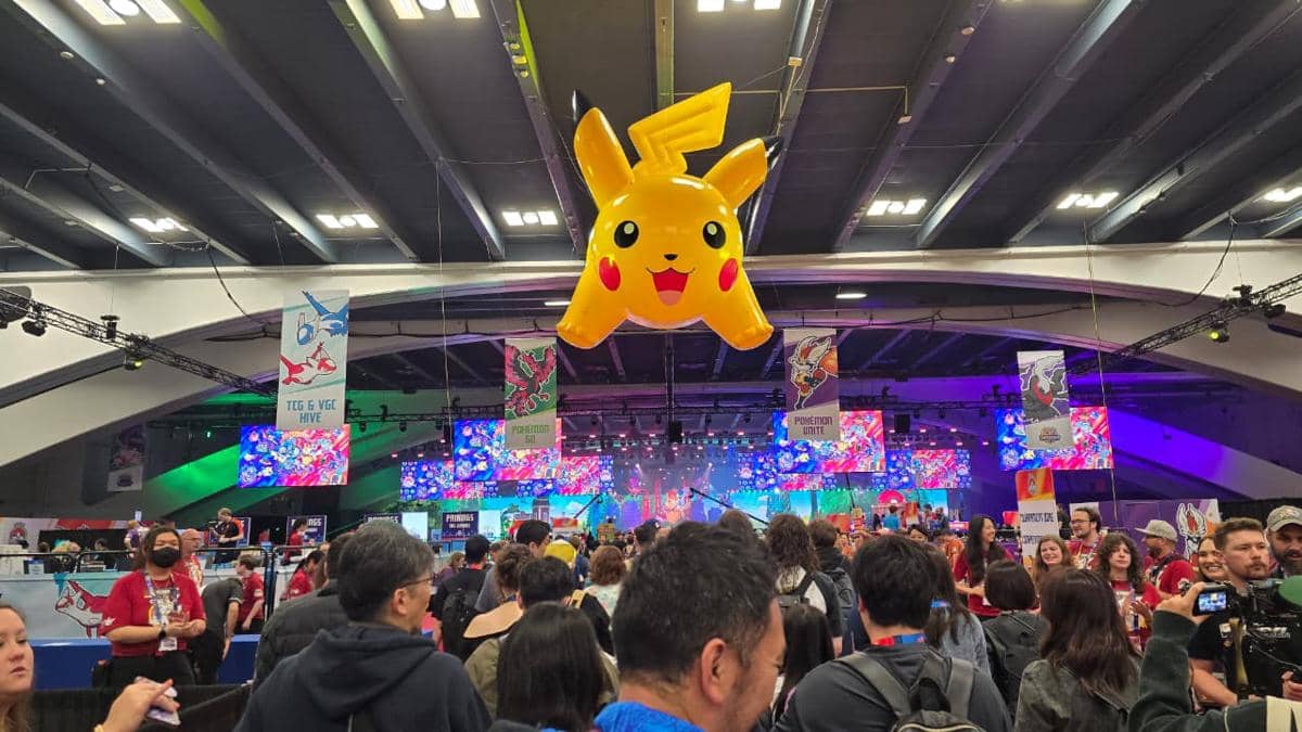 Balon Pikachu raksasa berdiri di area Moscone Center untuk menyambut pengunjung menuju Main Stage Pokémon Worlds.