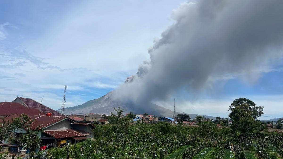 [BREAKING] Gunung Sinabung Erupsi, Kolom Abu Capai 3.500 Meter