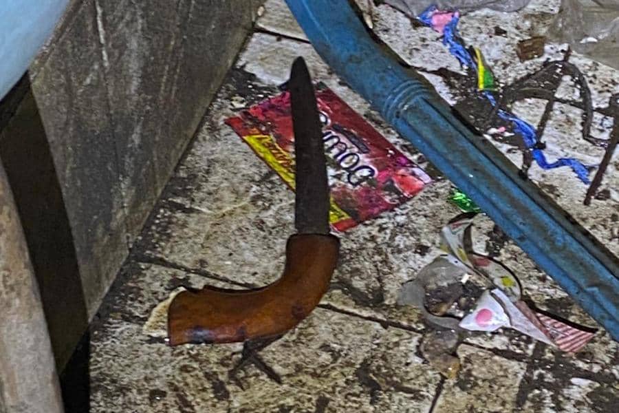 Barang bukti badik yang diduga digunakan pelaku menghabisi nyawa korban. (Dok. Polsek Bontoala)